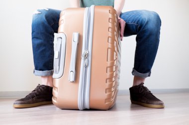 Bagaj üzerinde oturan