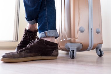 Büyük bagaj ile ayakta