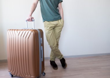 Büyük bagaj ile ayakta