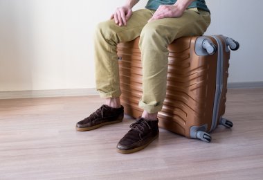 Bagaj üzerinde oturan