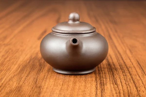 Китайский чайник на столе Woden — стоковое фото