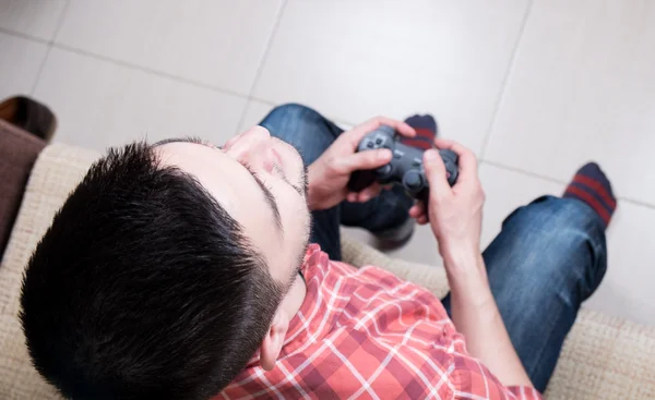 Joven jugando — Foto de Stock