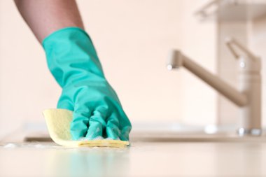 Mutfak masasında Temizleme