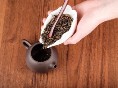 Demlik çay dökülmesini