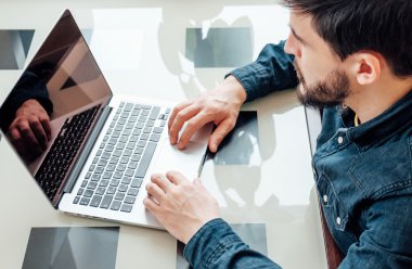 onun laptop ile işadamı