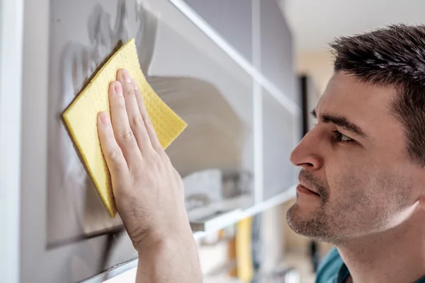 Uomo pulizia mobili da cucina — Foto Stock