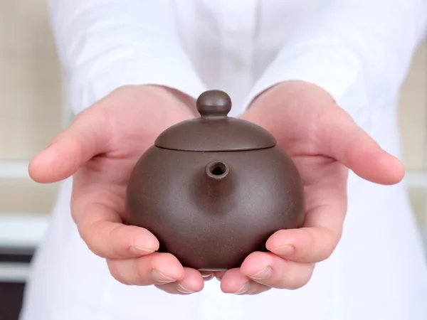 Teapot in her hands — Stock Photo, Image