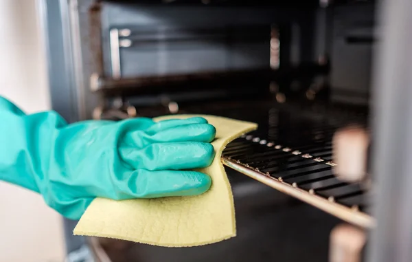 Cleaning the kitchen oven — Stock Photo, Image