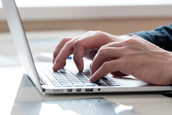 İş adamları el üstünde laptop yazarak