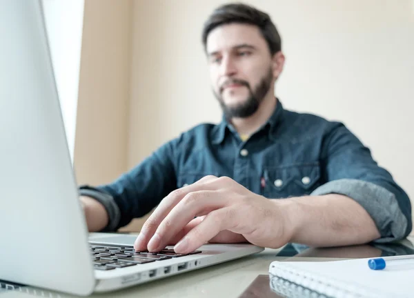 Empresario con su portátil — Foto de Stock