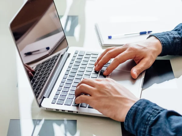 Affärsmäns händer att skriva på laptop — Stockfoto