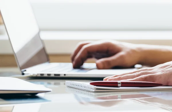 İş adamları el üstünde laptop yazarak