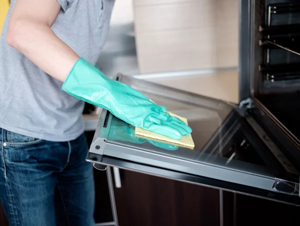 Cleaning the kitchen oven — Stock Photo, Image