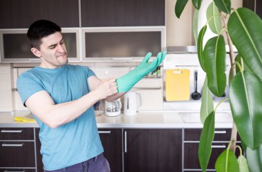 Lastik eldiven takan adam