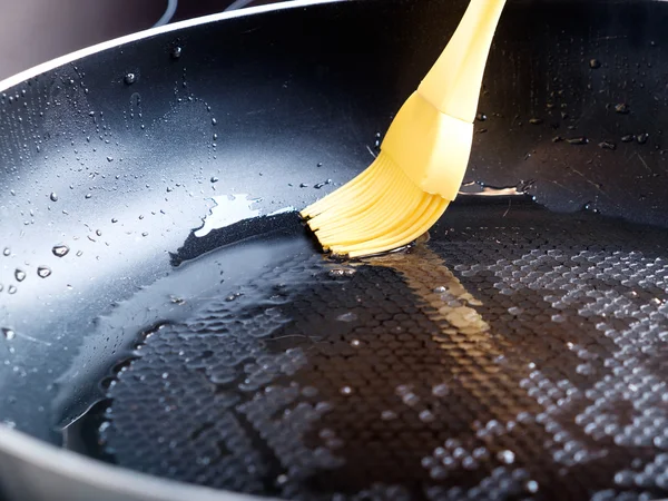 Pan silikon fırça ile yağlama