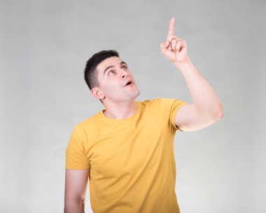 yukarı dönük adam