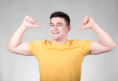 Kendilerini işaret eden adam