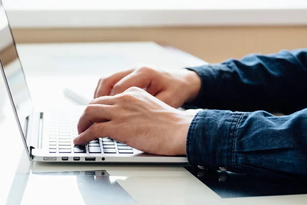 Affärsmäns händer att skriva på laptop — Stockfoto