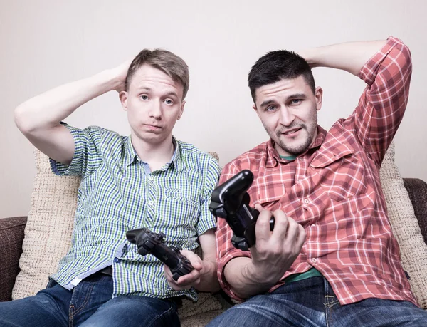 Two guys playing video games — Stock Photo, Image