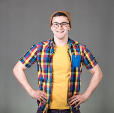 Yakışıklı adam izole üzerinde gri arka plan ayakta