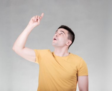 yukarı dönük adam