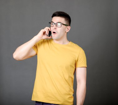 Adam cep telefonuyla konuşuyor.