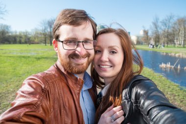 Çift selfie yapıyor