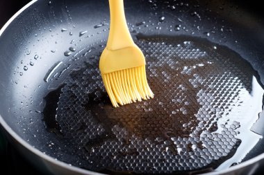 Pan silikon fırça ile yağlama