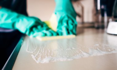 Mutfak masasında Temizleme