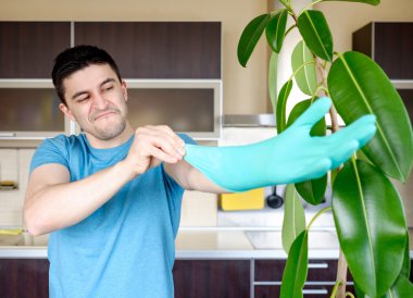 Lastik eldiven takan adam