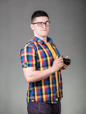 Fotoğraf makinesi üzerinde gri arka plan izole adamla