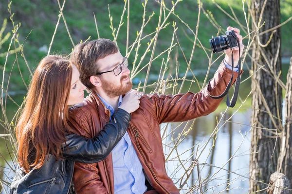 Çift selfie yapıyor