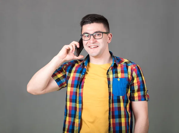 Mann telefoniert mit einem Handy — Stockfoto