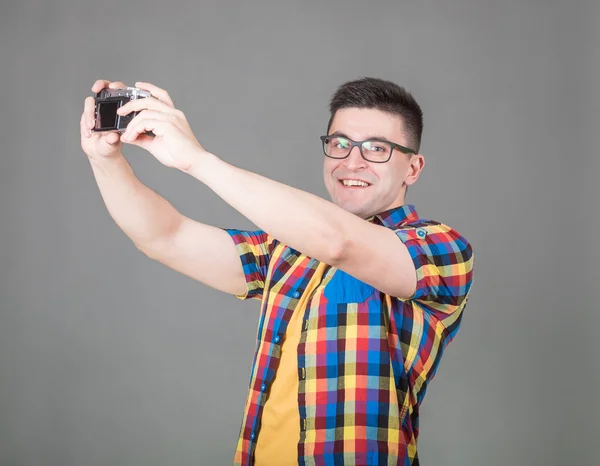 Gri arka plan üzerinde izole selfie alarak adam — Stok fotoğraf