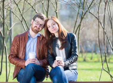 genç bir çift tezgah