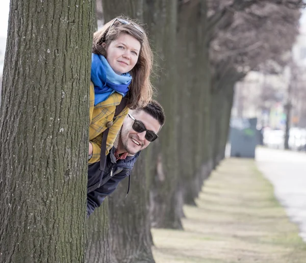 Jong koppel achter boom — Stockfoto