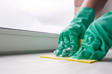 Sarı bezle pencere Temizleme