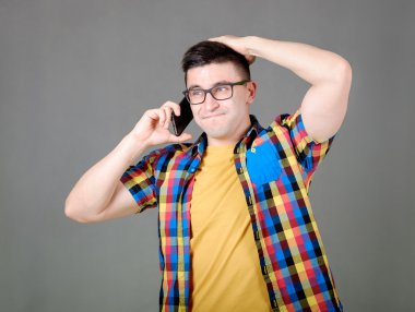 Adam cep telefonuyla konuşuyor.