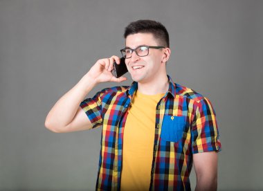 Adam cep telefonuyla konuşuyor.