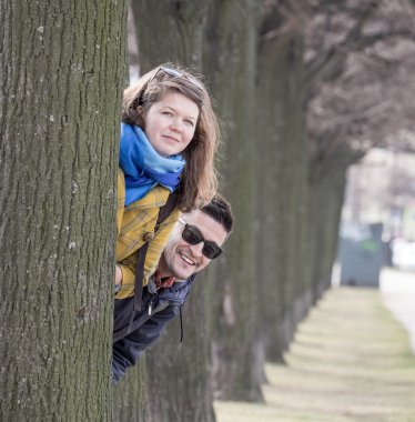 Ağacın arkasında genç Çift