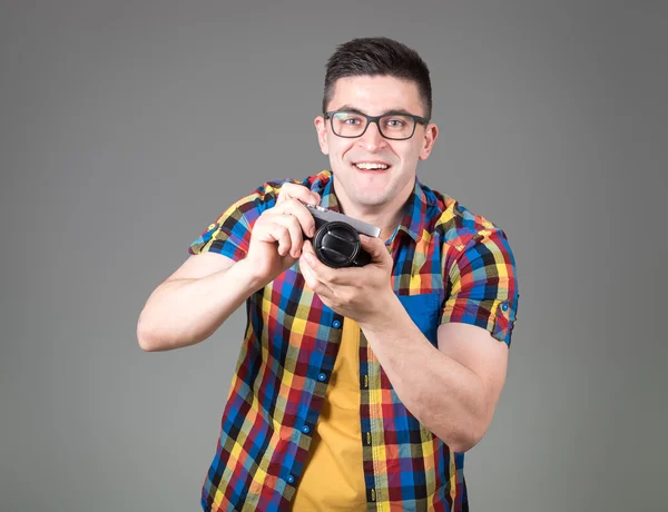 Man with photo camera isolated on gray background — Stock Photo, Image