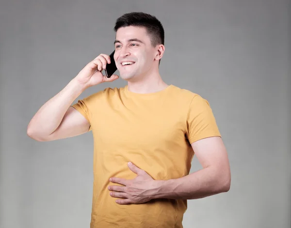 Hombre hablando en un teléfono celular — Foto de Stock