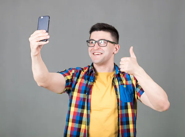 Hombre tomando selfie — Foto de Stock