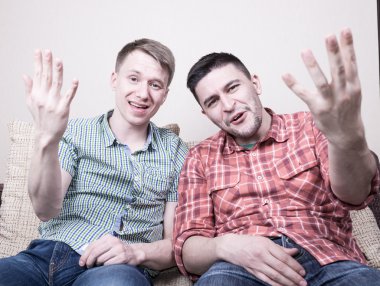 İki adam komik hareketleriyle