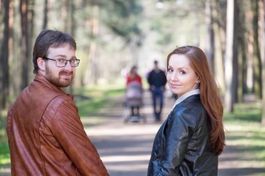 Çift el ele tutuşur