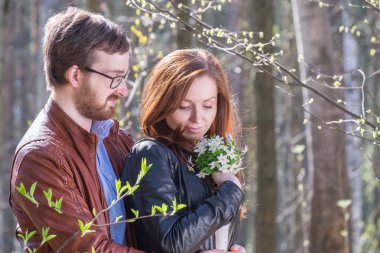 Genç çift wih çiçekler