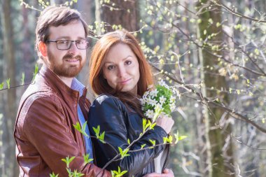 Genç çift wih çiçekler