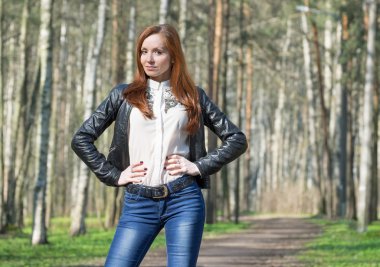 Park 'taki genç kadın.