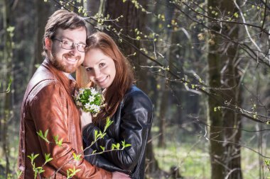 Genç çift wih çiçekler