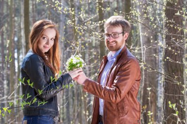 Genç çift wih çiçekler